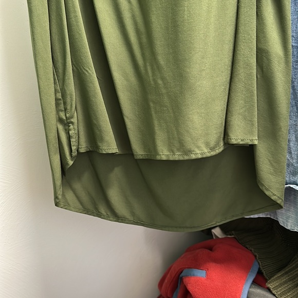 OldNavy NWT Small green v neck curved hem - Picture 4 of 5